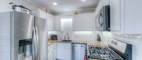 冷蔵庫、電子レンジ、オーブン、コンロ