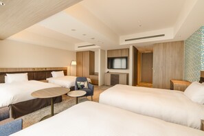 Habitación cuádruple, no fumadores, Acceso al salón del club | Ropa de cama de alta calidad, edredones de plumas, caja fuerte