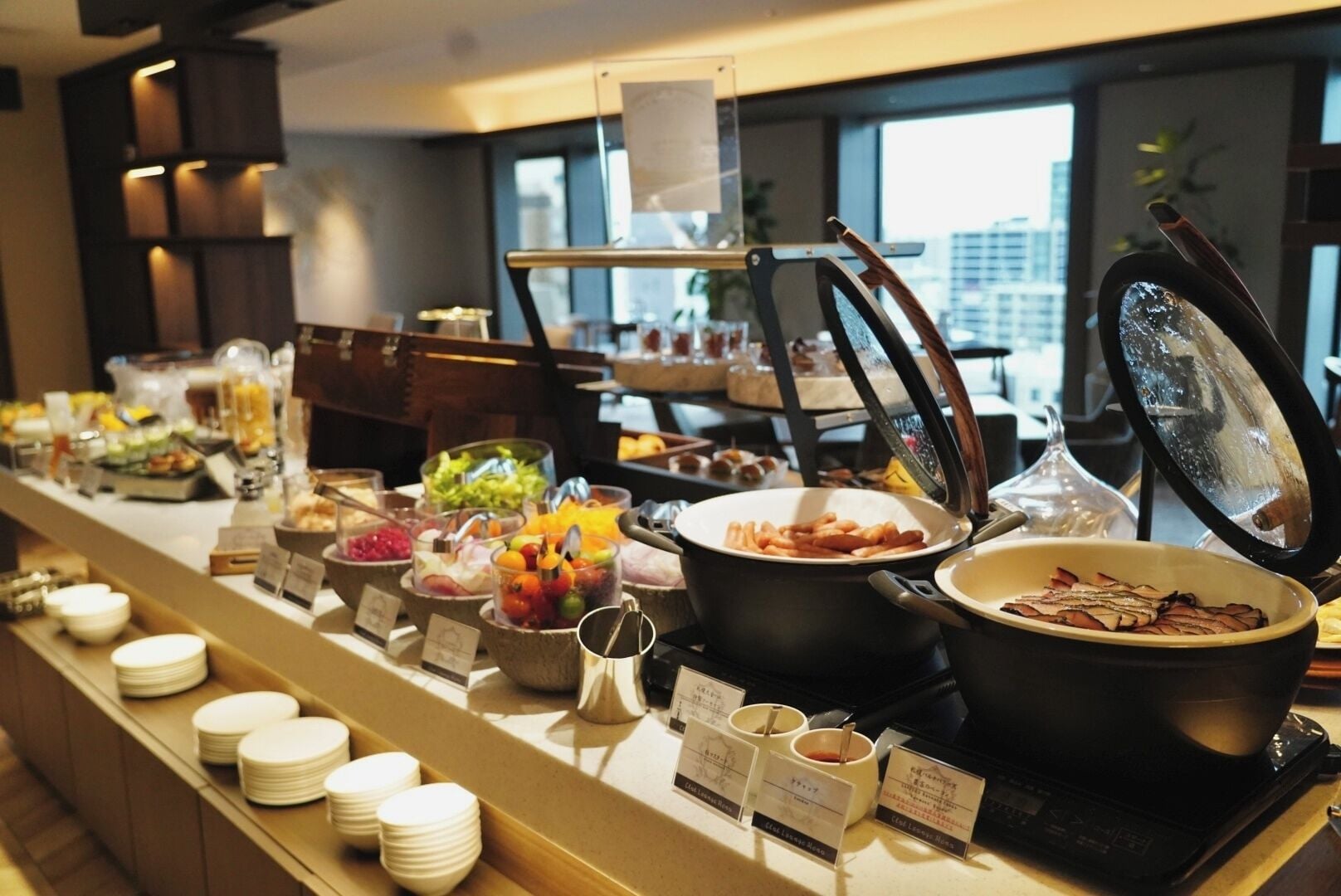 Un buffet proposant une variété de plats et un coin café.