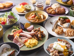 Variedad de platos de desayuno con huevos, salchichas y verduras.