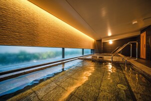 Un sauna, una bañera de hidromasaje