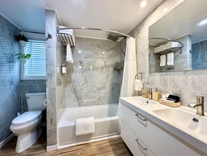 Douche, sèche-cheveux, serviettes fournies, savon