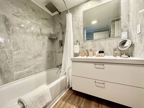 Douche, sèche-cheveux, serviettes fournies, savon