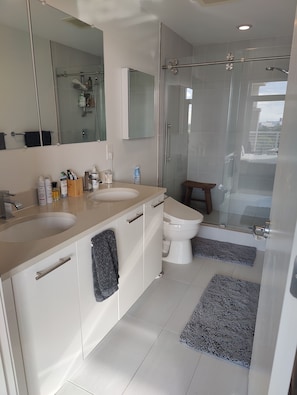 Douche, sĂšche-cheveux, bidet, serviettes fournies