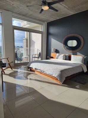 2 chambres, bureau, fer et planche à repasser, lit parapluie