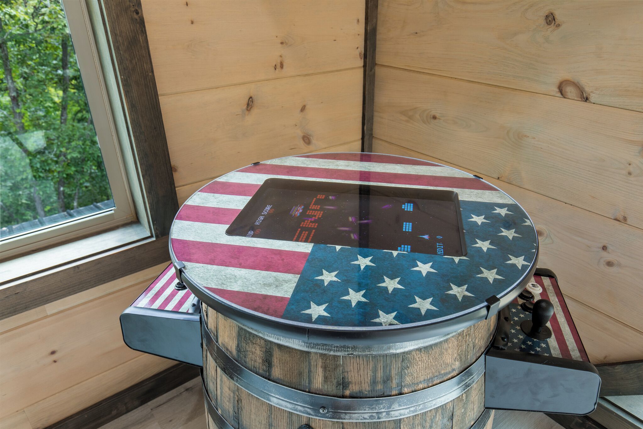 Een houten vat met een tafelblad, versierd met een ontwerp van de Amerikaanse vlag.