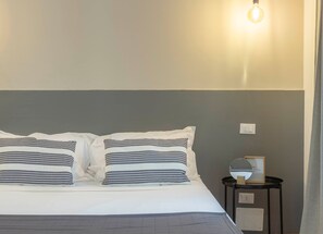 Camera Basic, 1 camera da letto | 1 camera, biancheria da letto di alta qualità, una scrivania