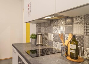 Basic-Zimmer, 1 Schlafzimmer | Eigene Küche | Kühlschrank, Ofen, Herdplatte, Wasserkocher mit Kaffee-/Teezubehör