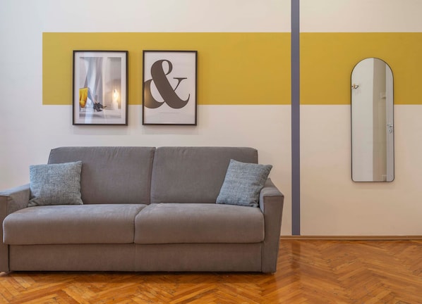 Habitación básica, 1 habitación | Área de sala de estar | Televisión LED de 24 pulgadas con canales vía satélite 