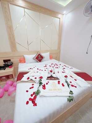 Deluxe tweepersoonskamer | Luxe beddengoed, individueel gemeubileerd, een bureau, gratis wifi