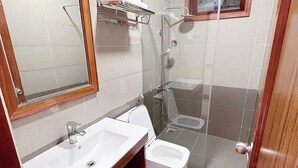 Dusj, regndusjhode, designertoalettartikler og hårføner