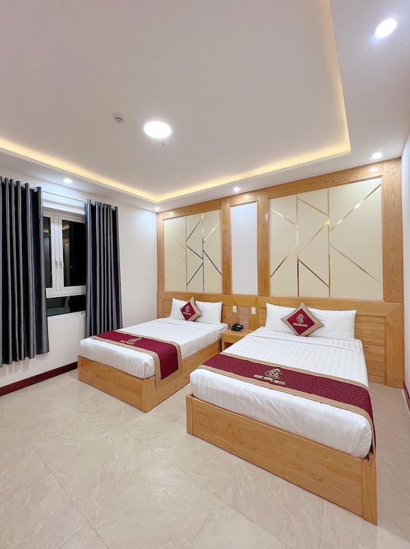 Quarto família | Roupas de cama premium, individualmente mobiliados, escrivaninha