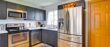 Fridge, microwave, stovetop, dishwasher