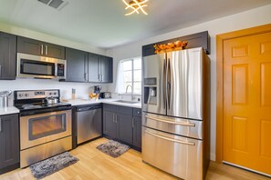 Kühlschrank, Mikrowelle, Herdplatte, Geschirrspüler