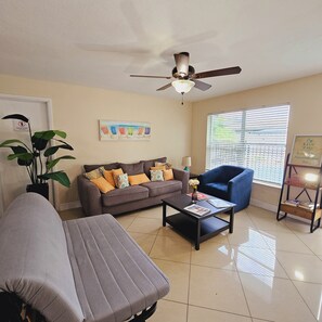 Smart TV, books - 10 minutes to the beach, Cozy Family Stay · Near everything · Free Parking (Oakland Park)