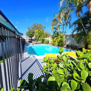 Outdoor pool - 10 minutes to the beach, Cozy Family Stay · Near everything · Free Parking (Oakland Park)