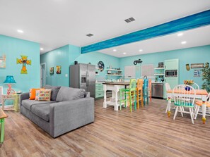 Condo, varias camas, patio | Área de sala de estar | Televisión