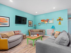 Condo, varias camas, patio | Área de sala de estar | Televisión