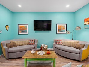 Condo, varias camas, patio | Área de sala de estar | Televisión