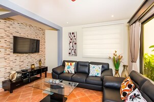 Apartamento básico | Zona de estar | Smart TV de 42 pulgadas con canales por cable, Netflix