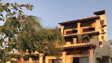 Apartment | 2 bedrooms, in-room safe, individually decorated, individually furnished