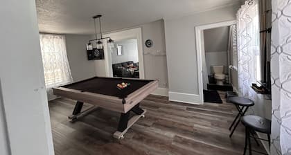 Pet friendly, freshly renovated, 5 minute walk to beach in the heart of the city