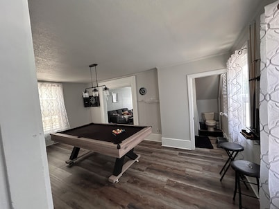 Pet friendly, freshly renovated, 5 minute walk to beach in the heart of the city