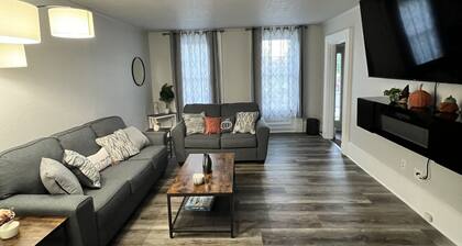 Pet friendly, freshly renovated, 5 minute walk to beach in the heart of the city