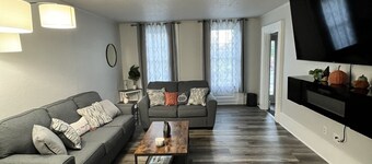 Pet friendly, freshly renovated, 5 minute walk to beach in the heart of the city