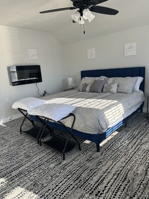 4 bedrooms, WiFi, bed sheets - Pet friendly, freshly renovated, 5 minute walk to beach in the heart of the city (Sheboygan)