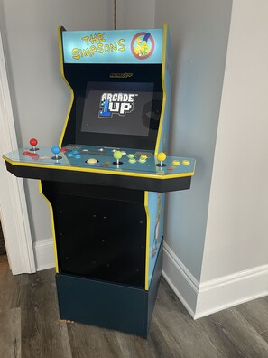 Game room - Pet friendly, freshly renovated, 5 minute walk to beach in the heart of the city (Sheboygan)