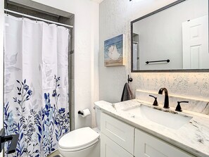 シャワー、ヘアドライヤー、タオル