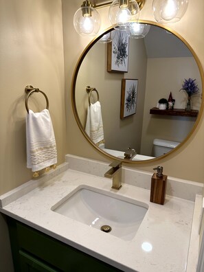 Haartrockner, Handtücher, Seife, Shampoo