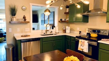 Køleskab, mikrobølgeovn, ovn, kogeplade