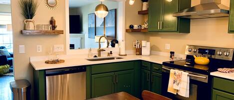 冰箱、微波炉、烤箱、炉灶