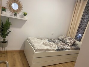 2 slaapkamers, een strijkplank/strijkijzer, gratis wifi, beddengoed