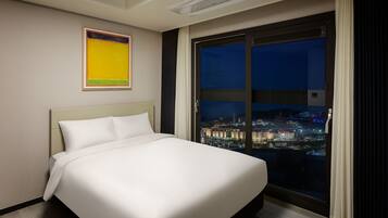 Separate tub and shower, deep soaking tub, rainfall showerhead