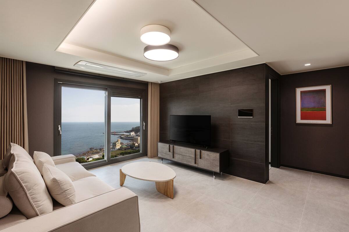 TERRACE SUITE 2 BEDROOMS, Ocean View | 起居區 | 55-吋平面電視、有線頻道、地暖系統