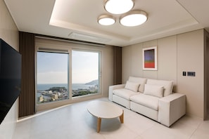 Suite de luxe | Sala d'estar | Televisor de pantalla plana de 55 polzades amb canals per cable