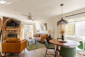 Fireplace, books - Quiet 2BR cottage, King Bed, Fire, <1 mi to Sugar (Avery County)