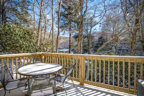Outdoor dining - Quiet 2BR cottage, King Bed, Fire, <1 mi to Sugar (Avery County)
