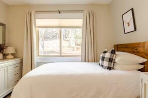 2 bedrooms, iron/ironing board, WiFi, bed sheets - Quiet 2BR cottage, King Bed, Fire, <1 mi to Sugar (Avery County)