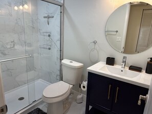 Een douche, een haardroger, een bidet, handdoeken