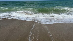 Une plage où les vagues se brisent sur le rivage.