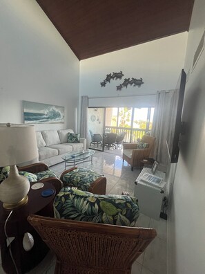 Smart TV, ping pong - SPECIALS FOR SPRING AND SUMMER AT A SPLASH ABOVE  beginning MARCH 31ST (Fort Pierce)