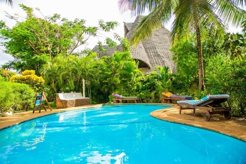 3 Bed Villa Sleeps 6 - Pool, Garden, Chef Option