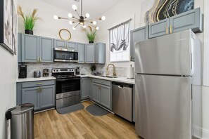 Fridge, microwave, oven, stovetop - Treme Cottage near French Quarter (New Orleans)