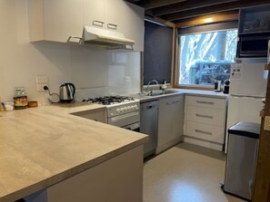 Four à micro-ondes, un four, surface de cuisson, lave-vaisselle