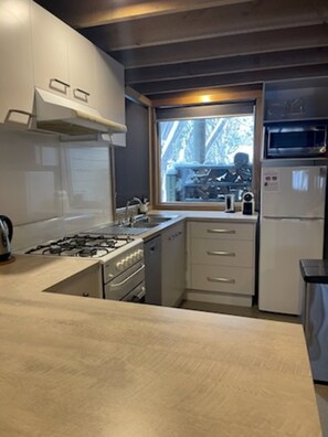 Microwave, oven, stovetop, dishwasher - Huggin's-Cabin (Dinner Plain)