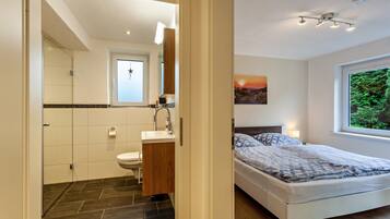 Douche, sèche-cheveux, serviettes fournies